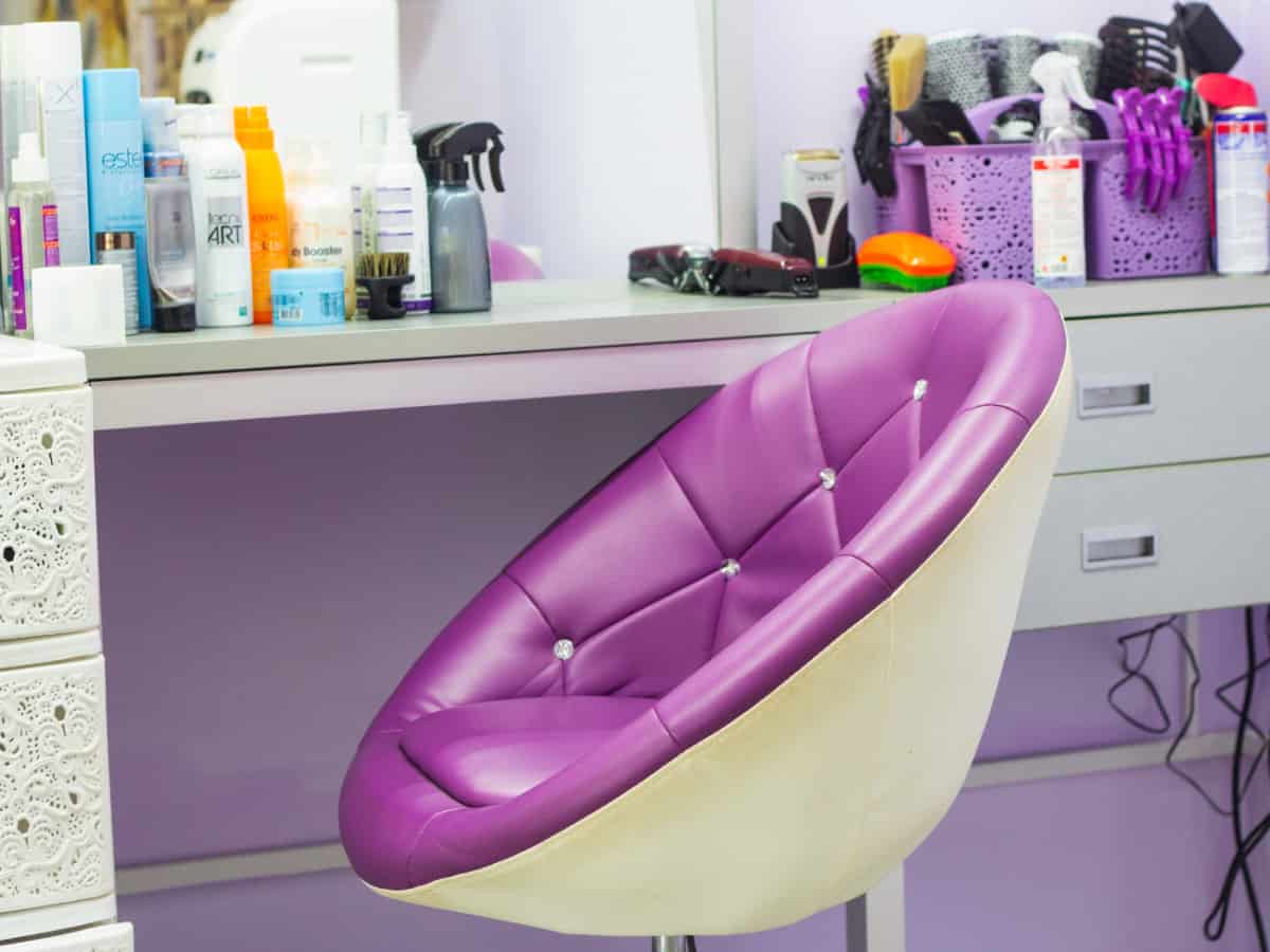 Рабочее место мастера парикмахера в салоне Коблево