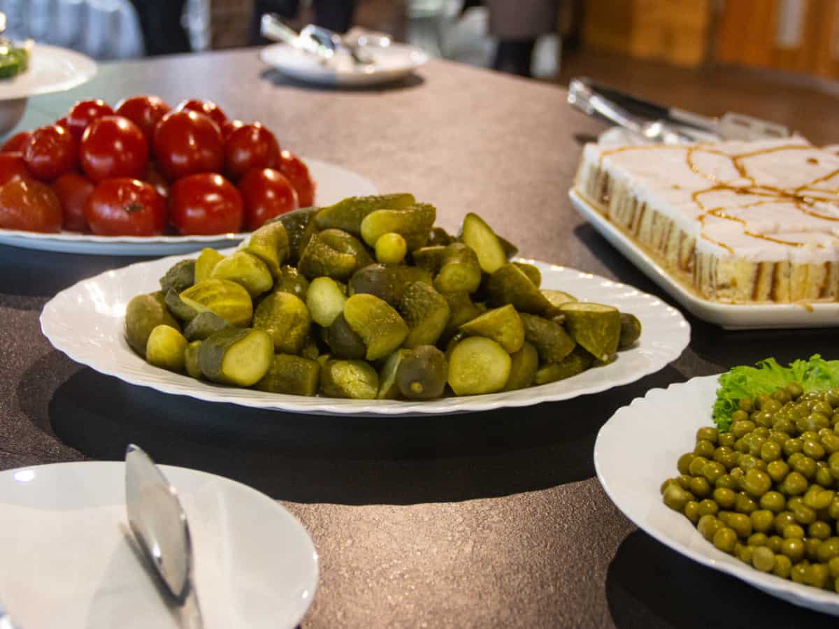 Ресторан Кин Дза Дза в Коблево соленья на шведском столе