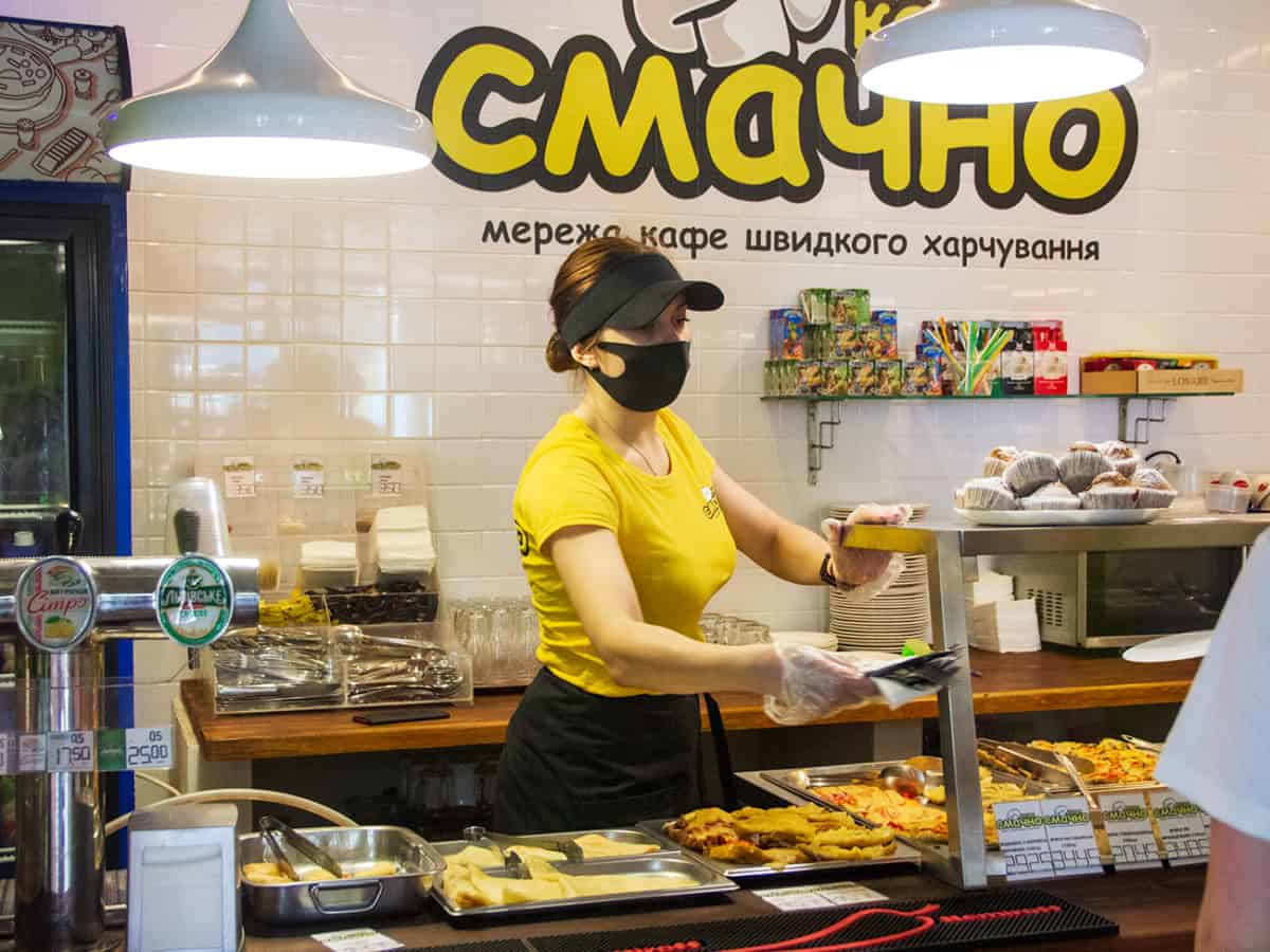 Сотрудники кафе Смачно в Коблево в масках