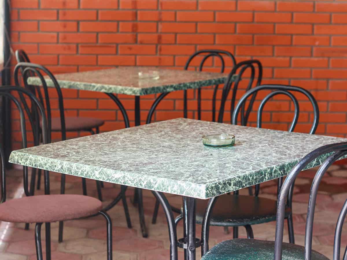 столики возле магазина около Бастиона в Коблево