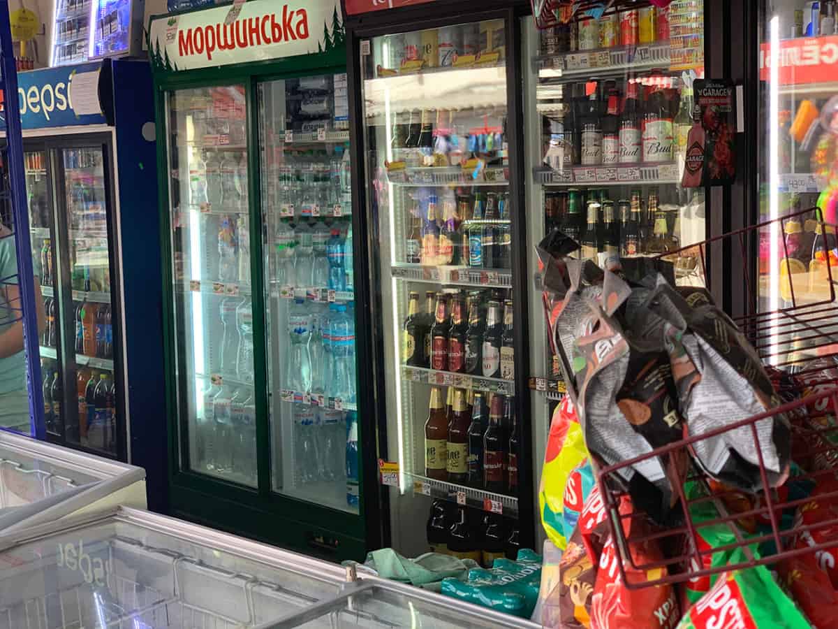Ассортимент воды и пива в магазине в Коблево