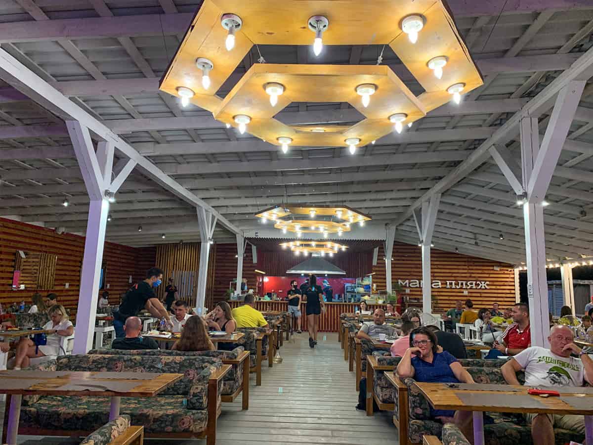 Кобево атмосфера ресторана Мама Пялж
