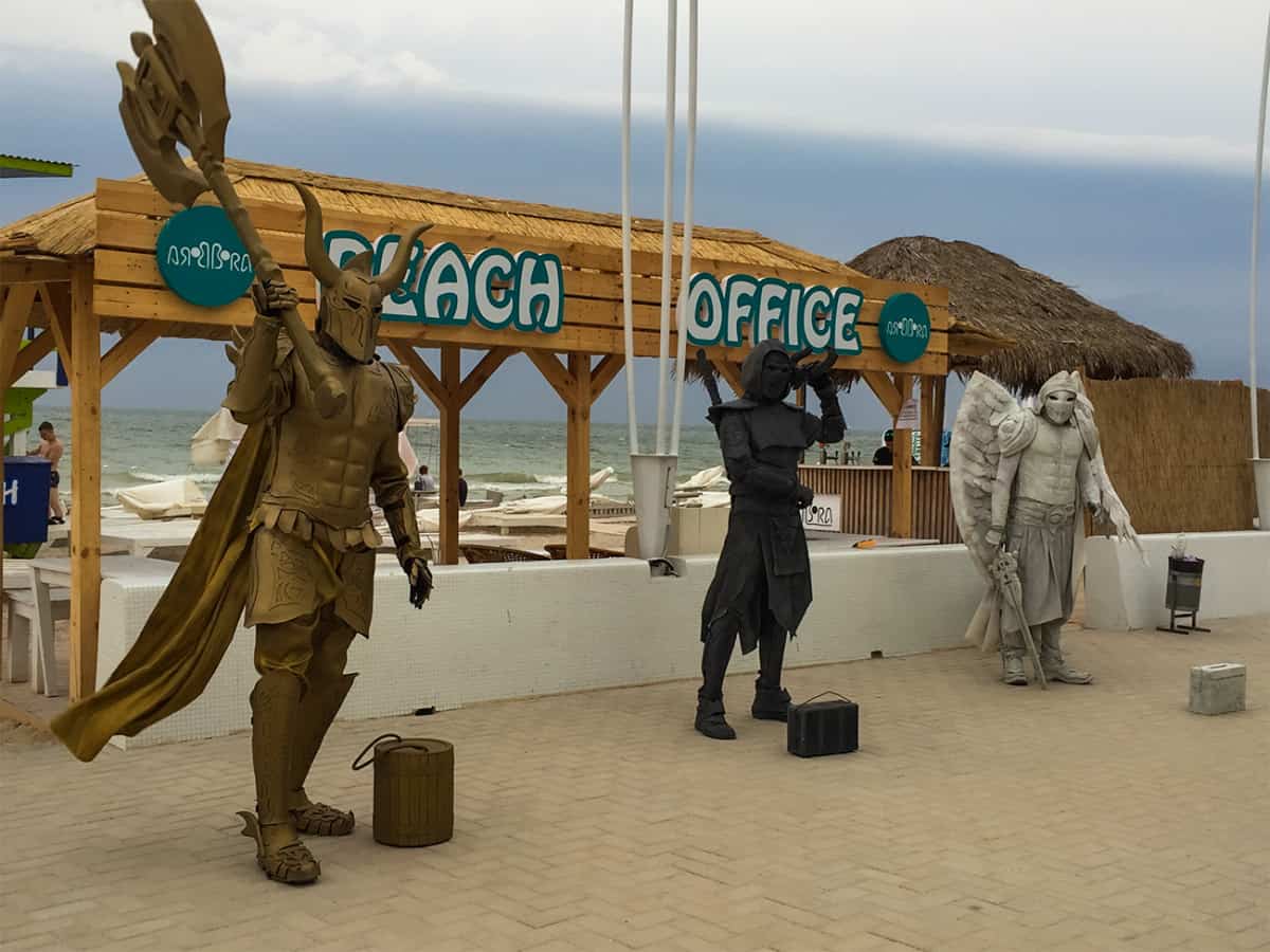 Живые скульптуры на пляже Бора Бора в Коблево 07.07.2020