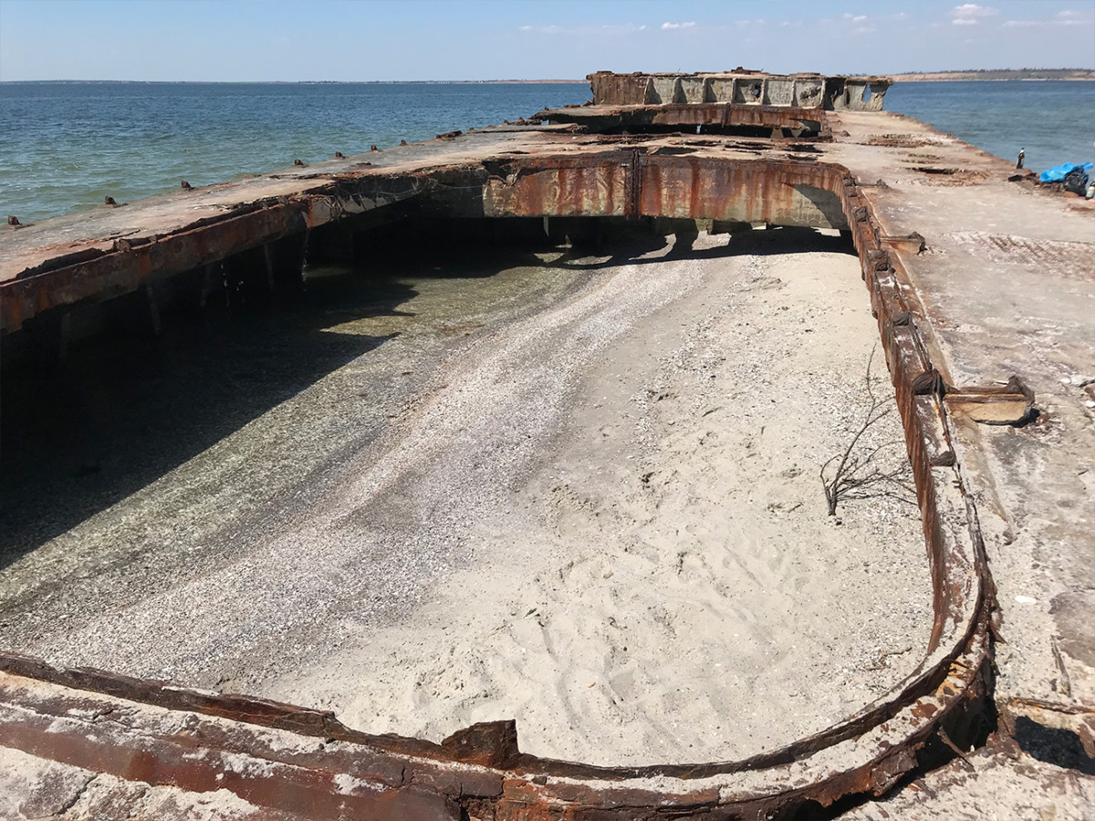 Баржа на Кинбурнской косе фото