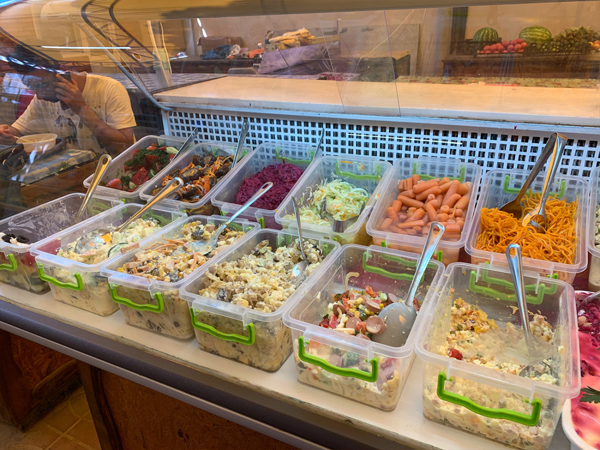 Выбор салатов на рынке в Коблево