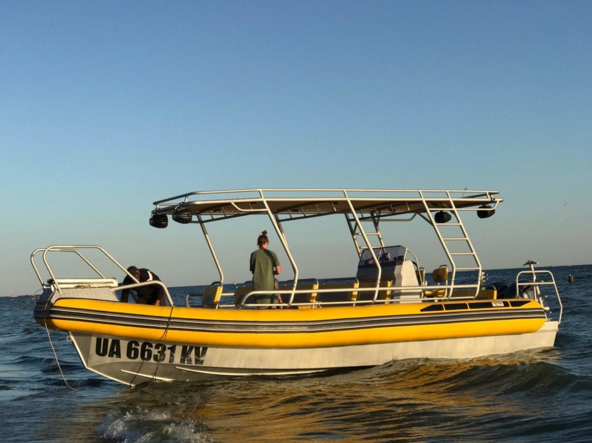 Катер в море в Коблево
