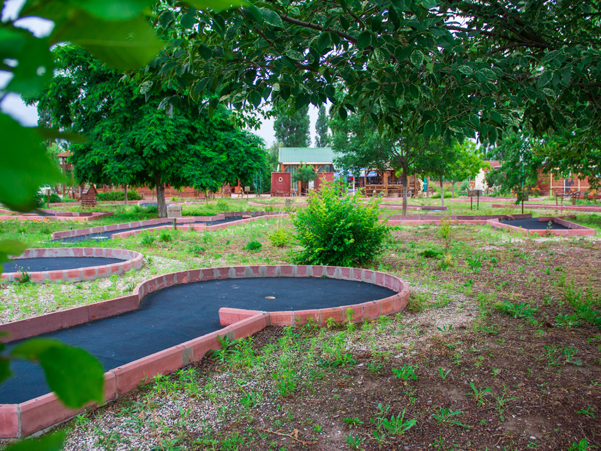 На территории Родео парка в Коблево есть мини гольф