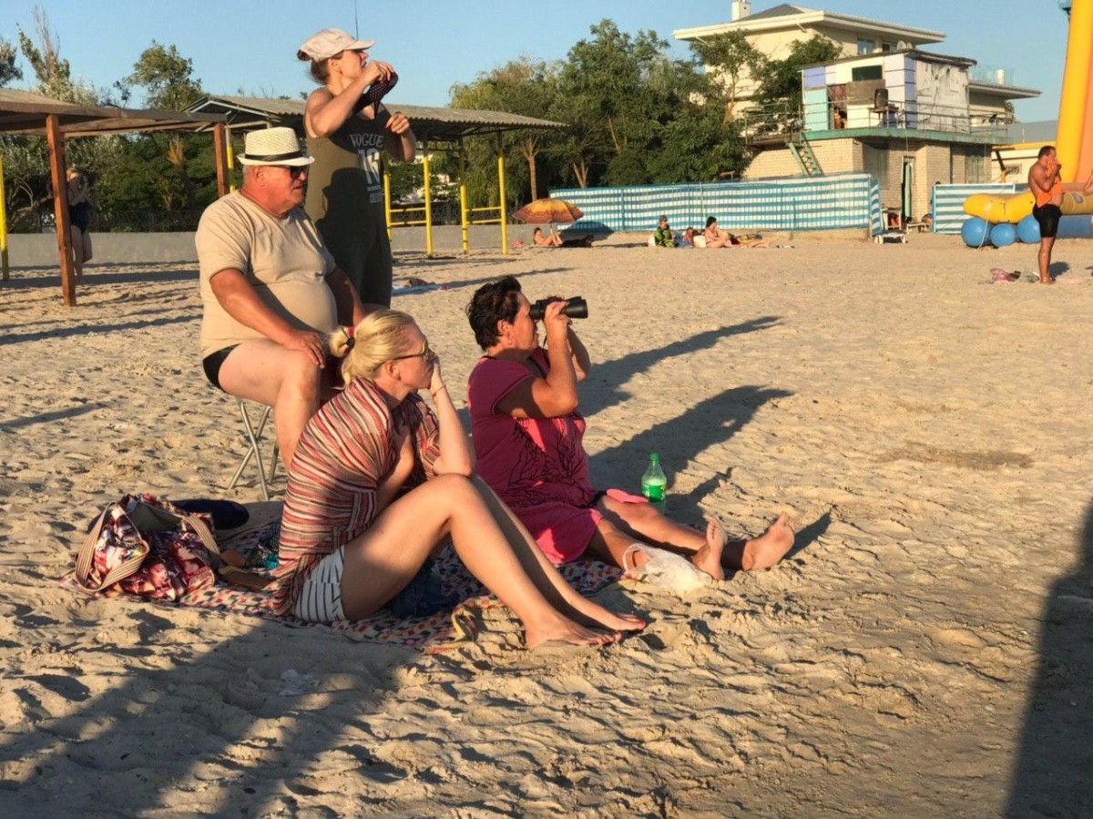 Люди на пляже в Коблево