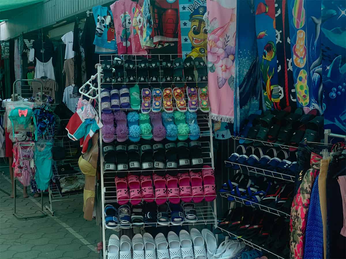 Рыночная аллея возле Связиста в Коблево. Детская пляжная обувь