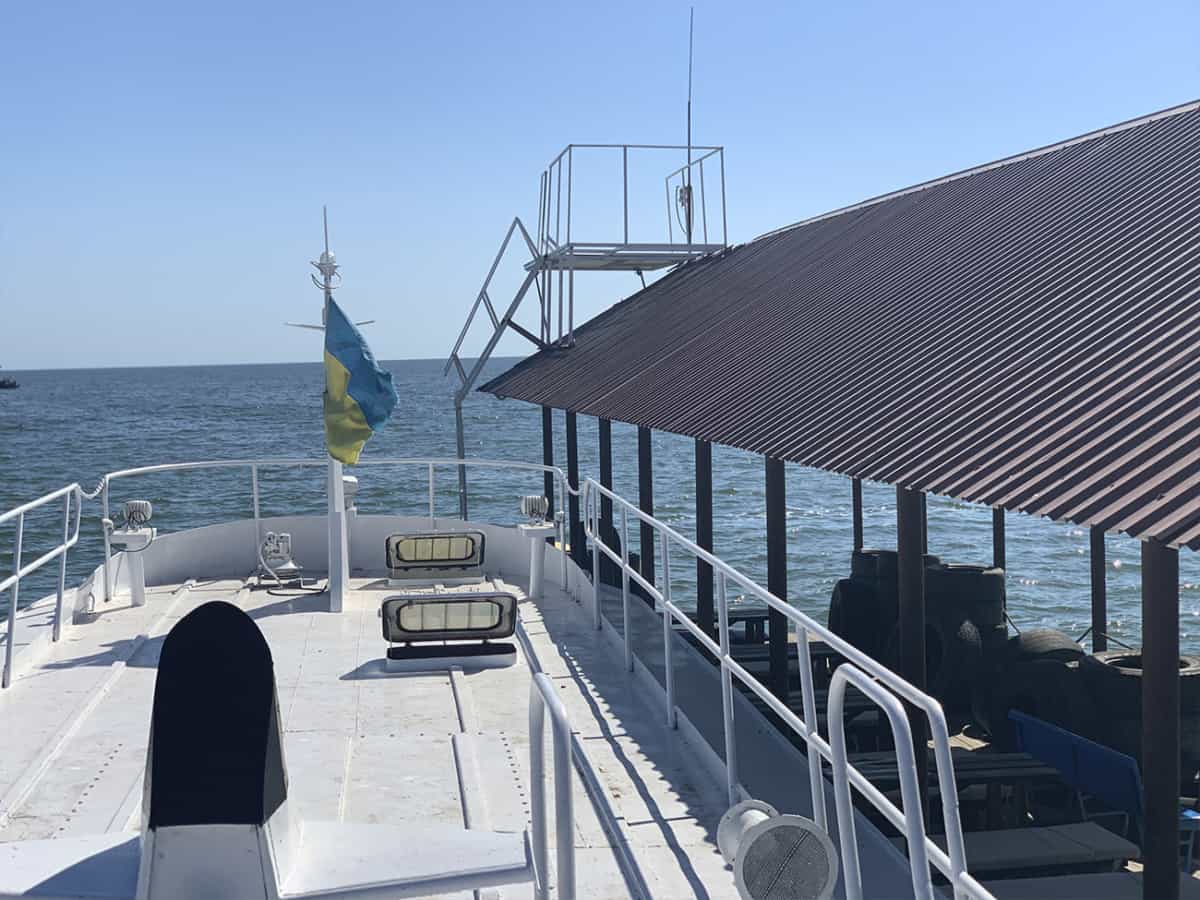 фото Коблево теплоход на пирсе