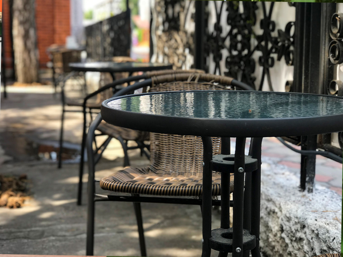 Уютные столики для двоих в заведении в Коблево