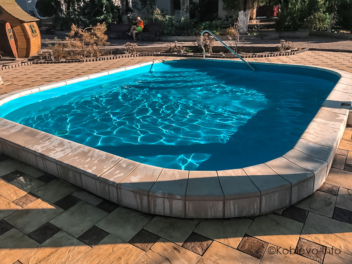 Алые паруса в Коблево с бассейном фото