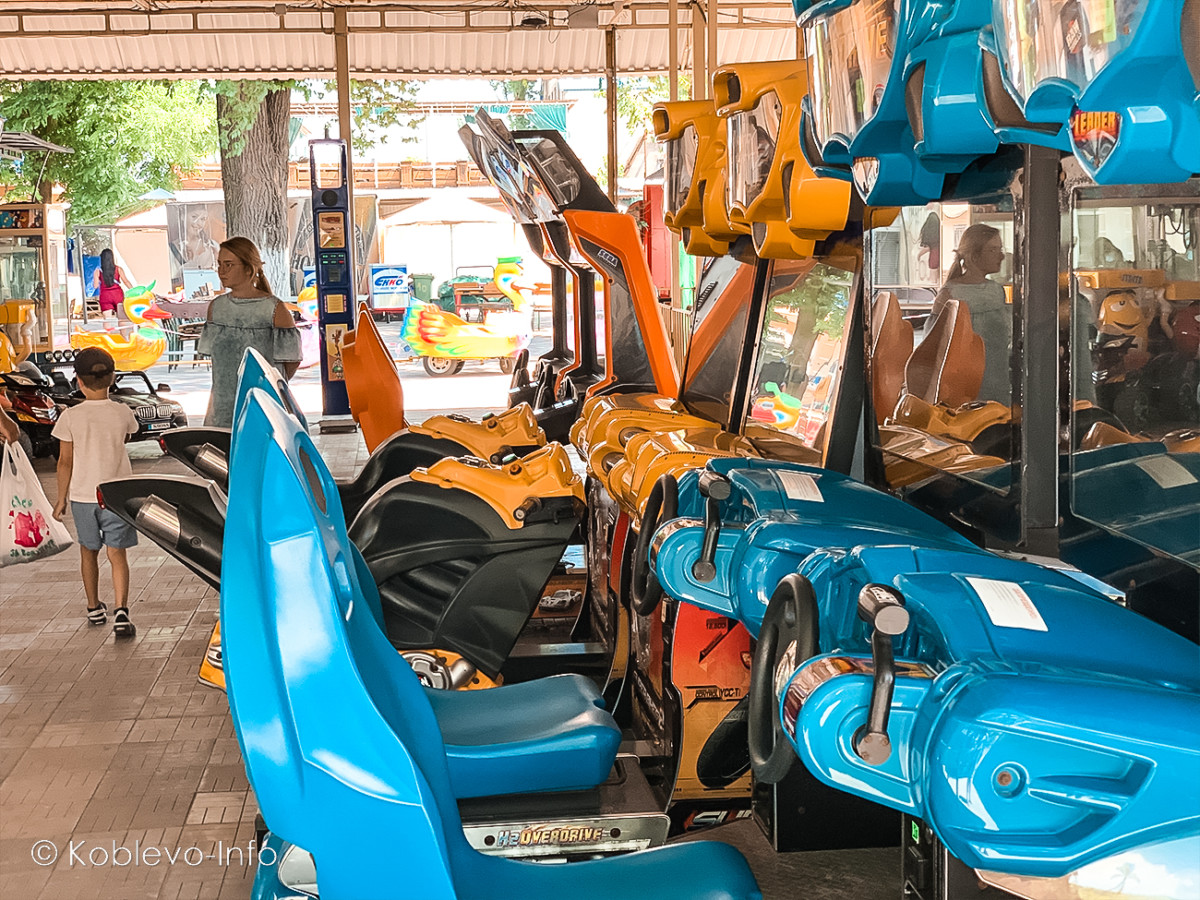Парк аттракционов Преображенский в Коблево. Комплекс развлечений на Фестивальной аллее в Коблево
