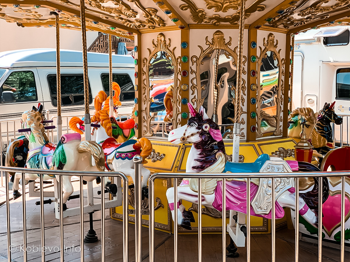 Карусель с лошадками в Коблево