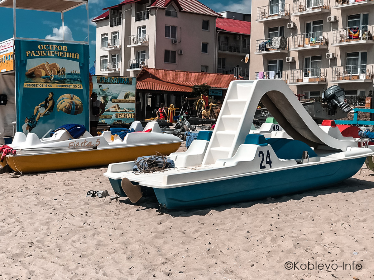 фото катамаран на пляже Коблево
