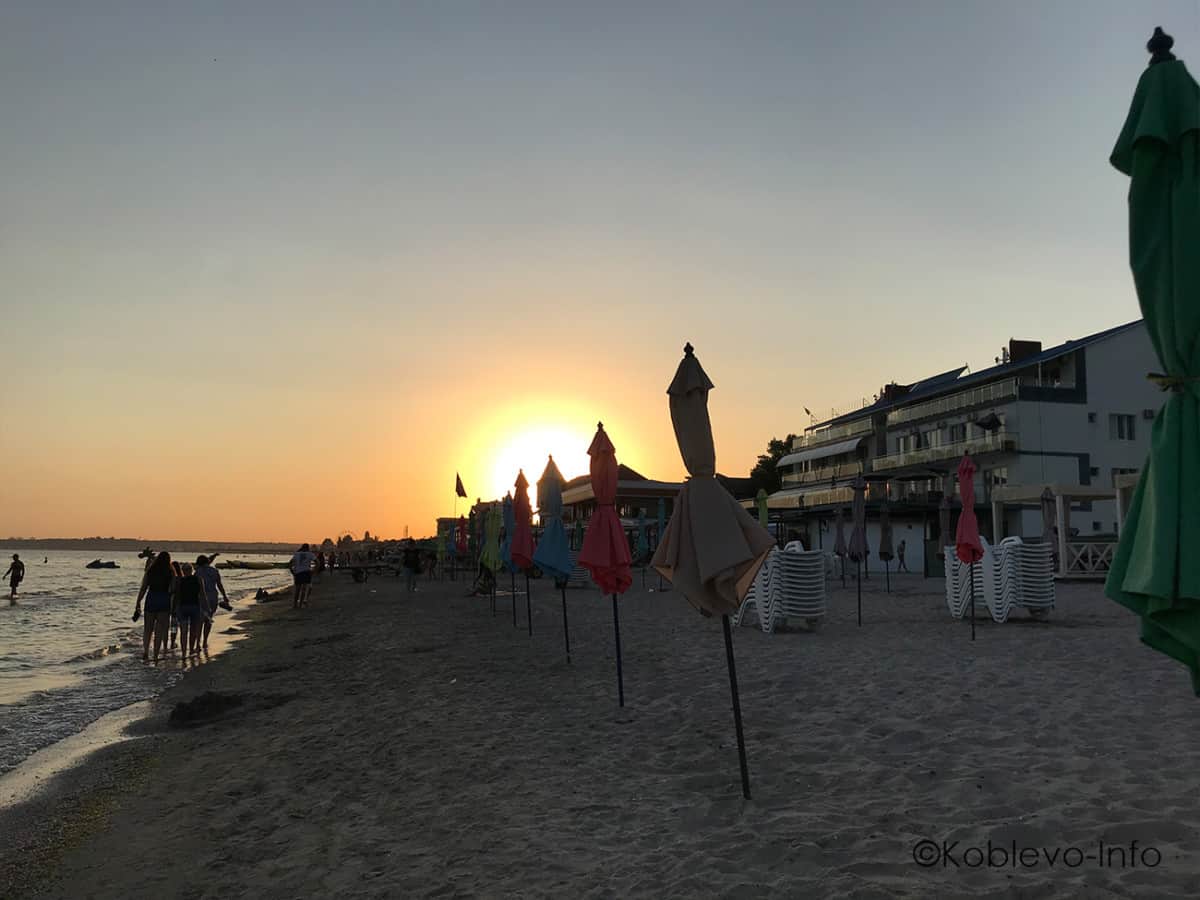 закат на пляже коблево фото