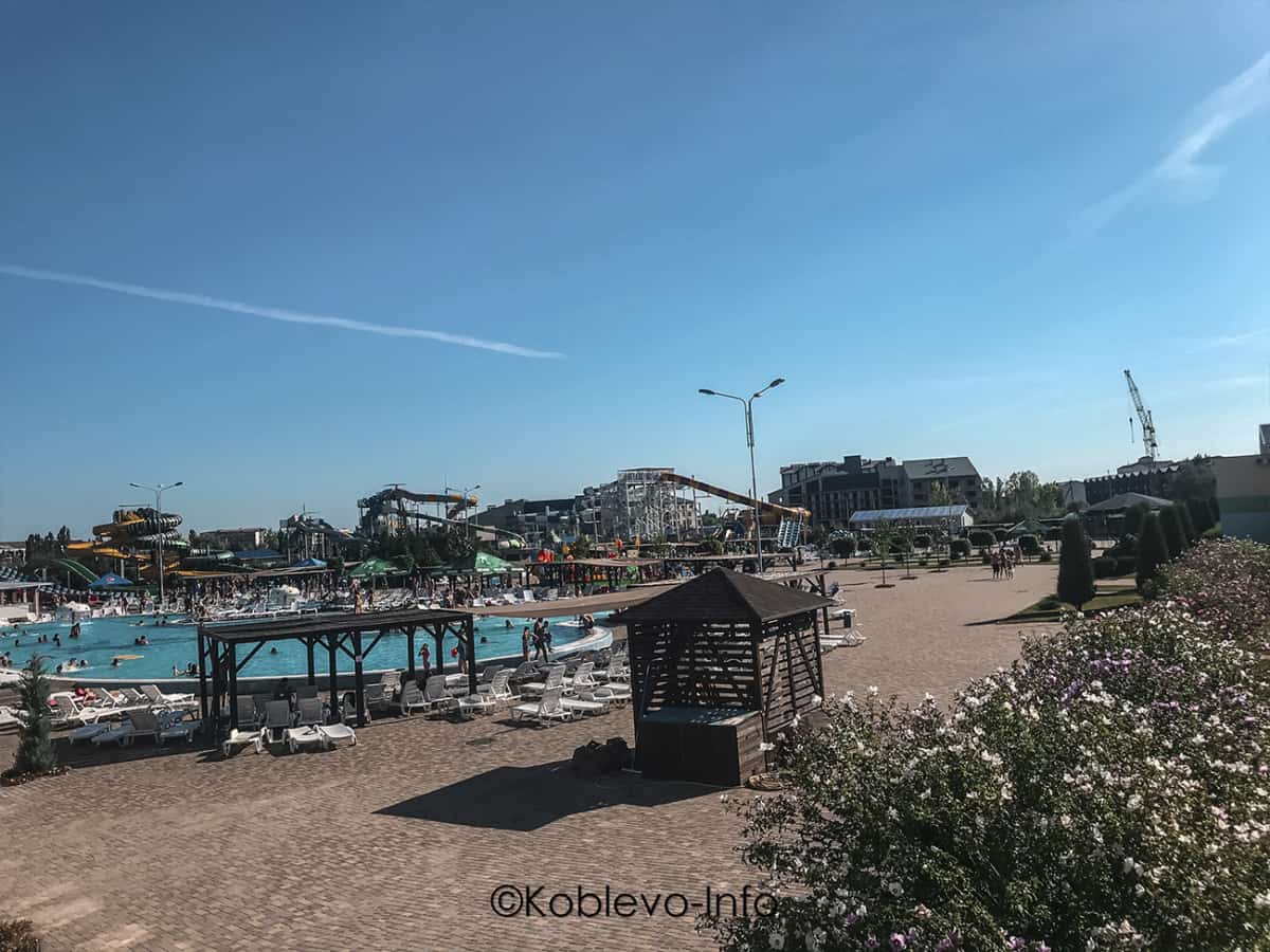 Территория с шезлонгами в аквапарке Коблево