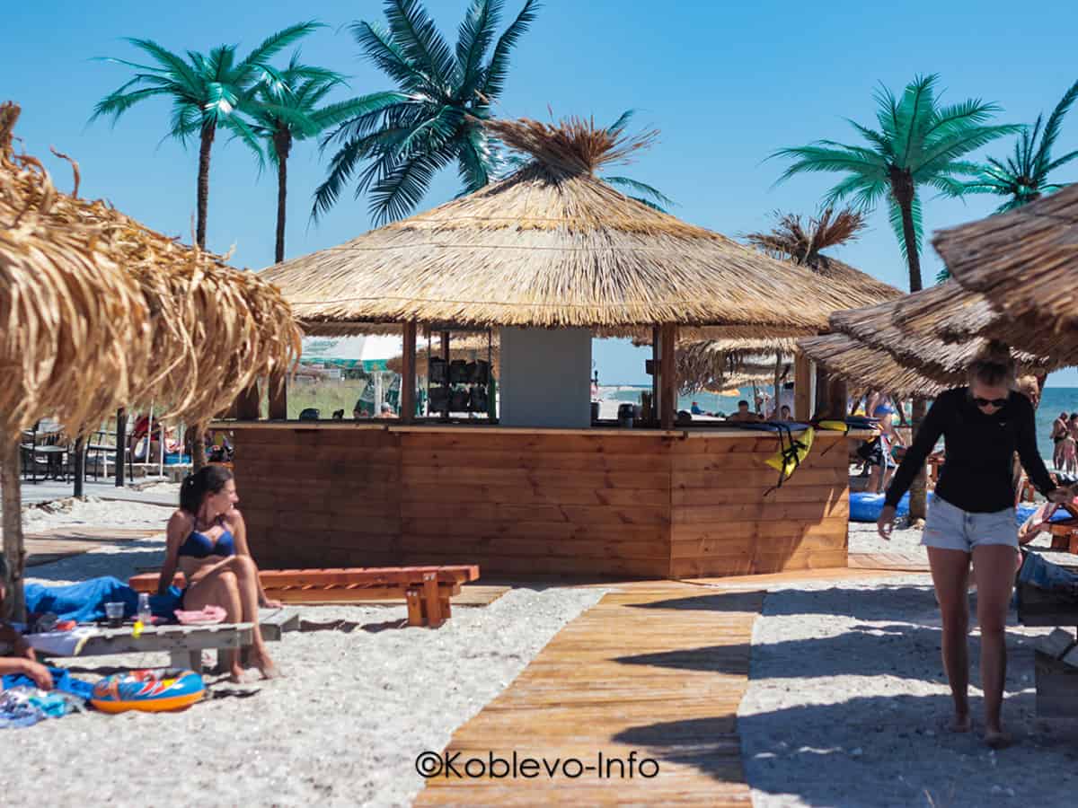 Пляж для отдыхающих на Кинбурнской косе в Коблево