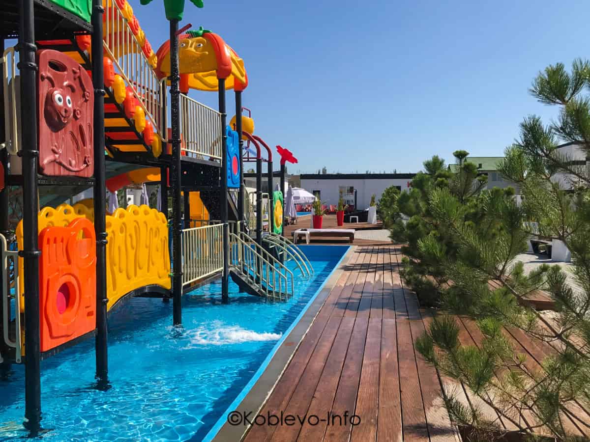 Детские горки в частном секторе с бассейном в Коблево