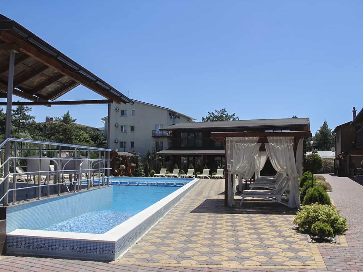 Фото бассейна в эко отеле Черное море в Коблево