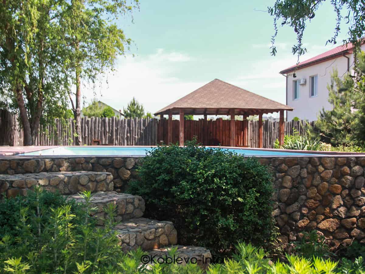 Коттеджи с бассейном в Коблево