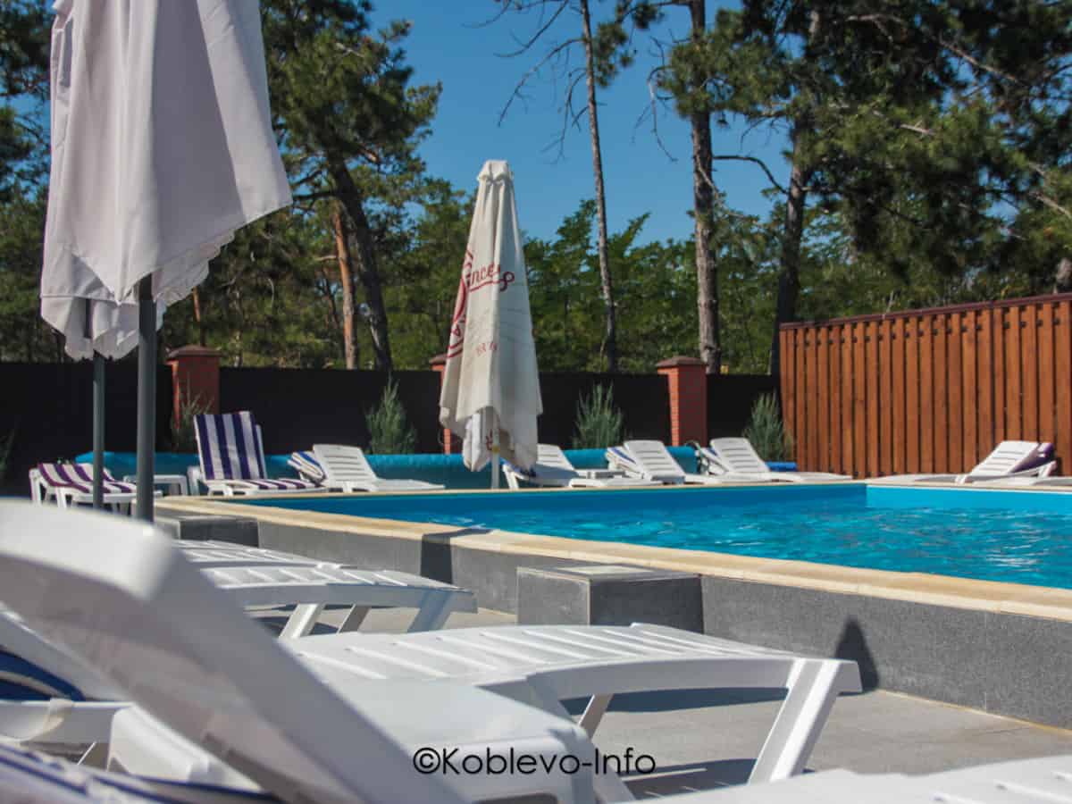 Частный сектор в сосновом бору Коблево. Отель Глория