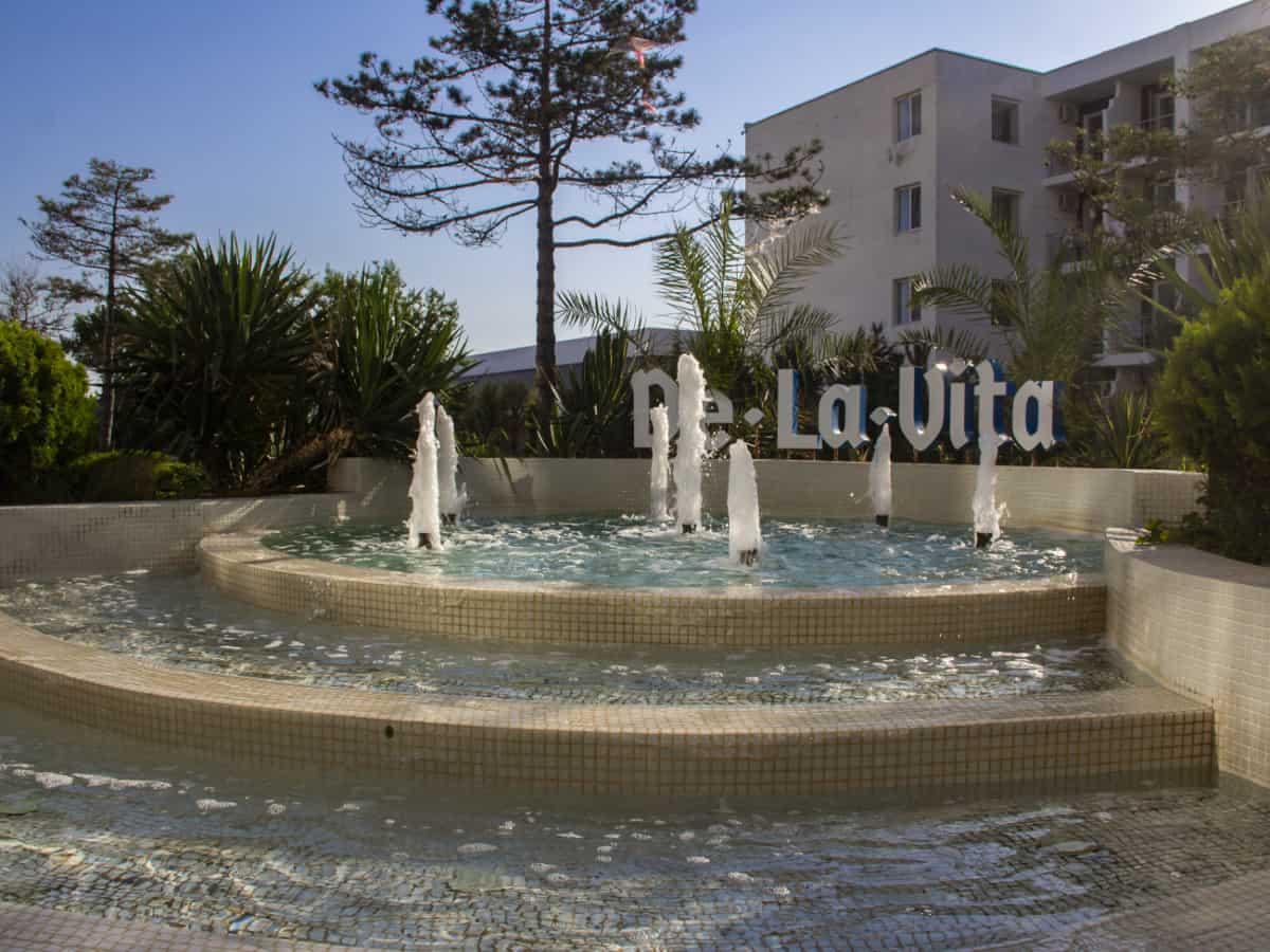 Территория отеля Де Ла Вита в Коблево