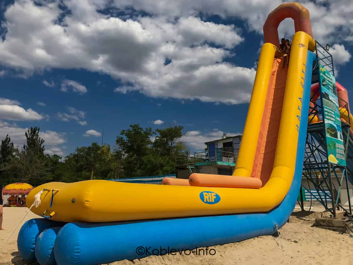 Водная горка на пляже в Коблево