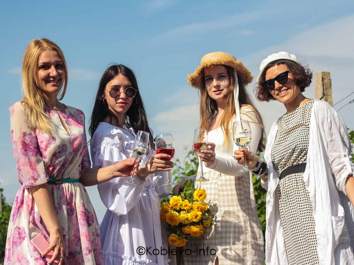 Фото художниц на виноградниках в Коблево