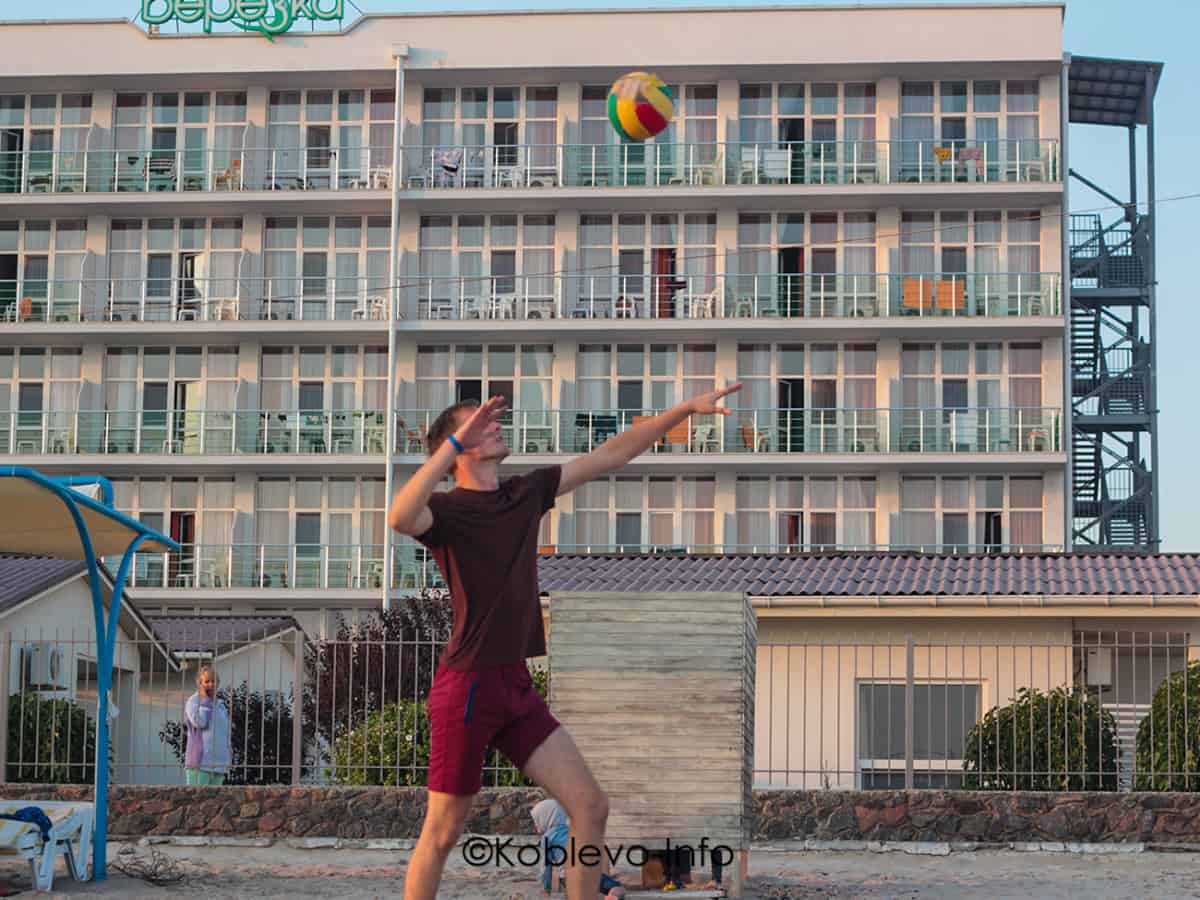 Активные спортивные игры на пляже в Коблево