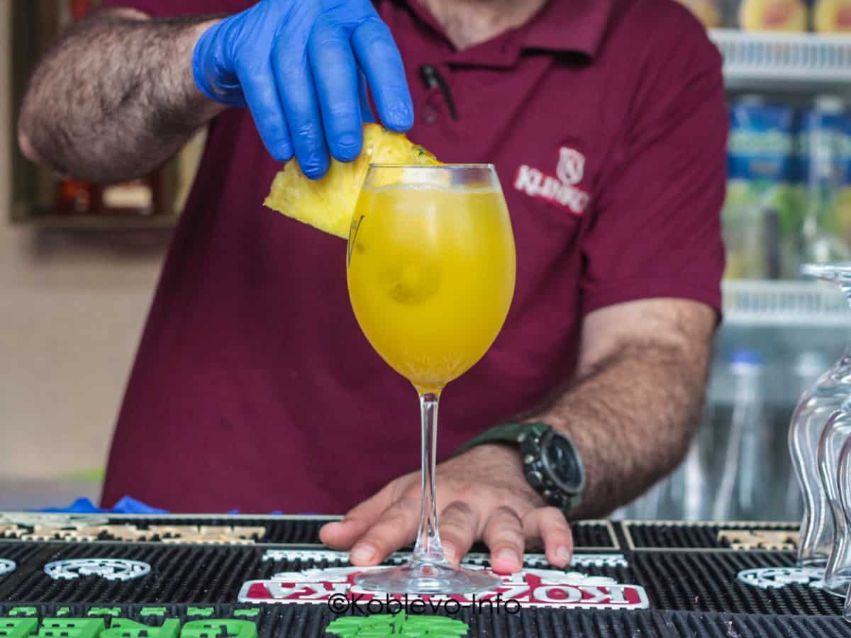 Бармен в ресторане Причал в Коблево