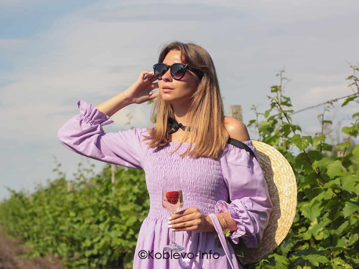 Девушка с бокалом вина Коблево