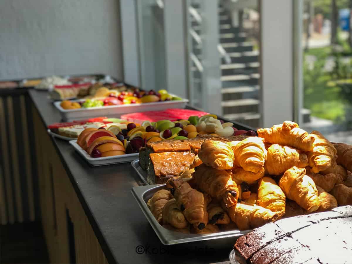 Линия раздачи в ресторане Витал Парк в Коблево