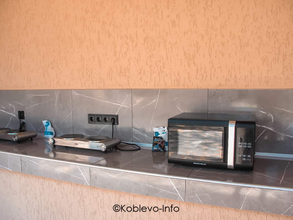 Частный сектор в сосновом бору Коблево. Общая кухня в отеле Глория в Коблево