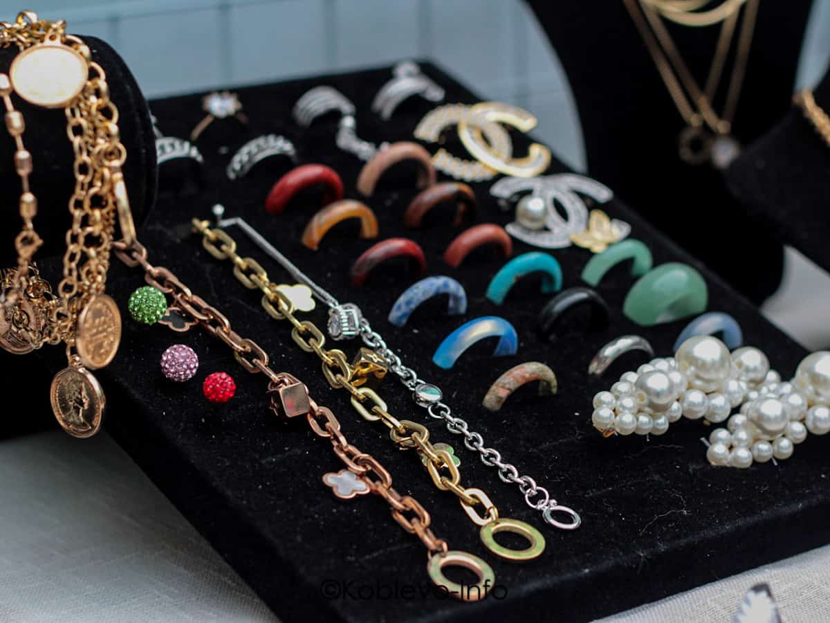 Браслеты и кольца для девушек в Коблево