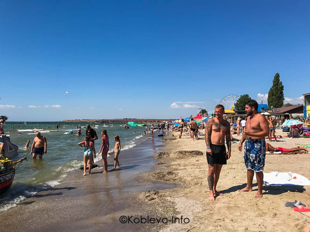 Отдыхающие на пляже в Коблево