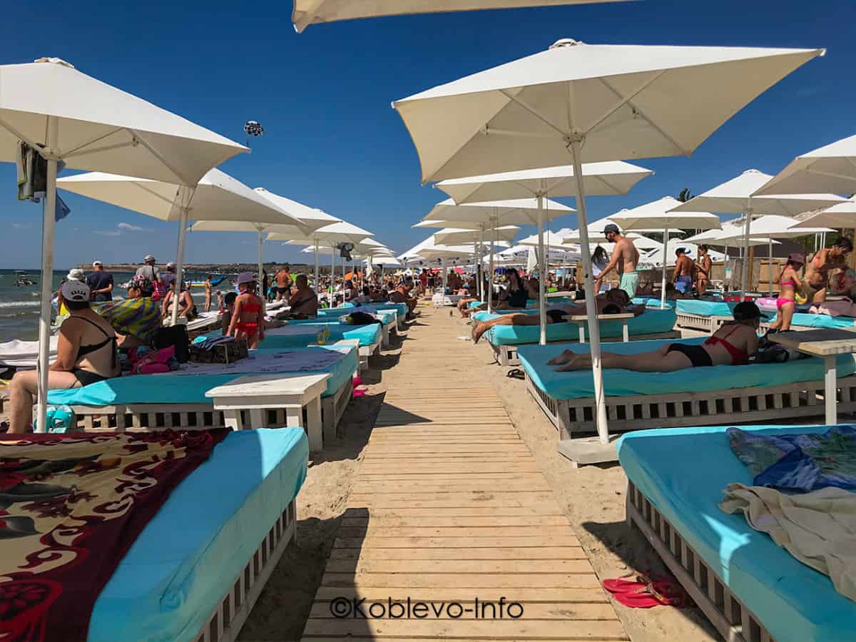 Лежаки на пляже Бора Бора в Коблево