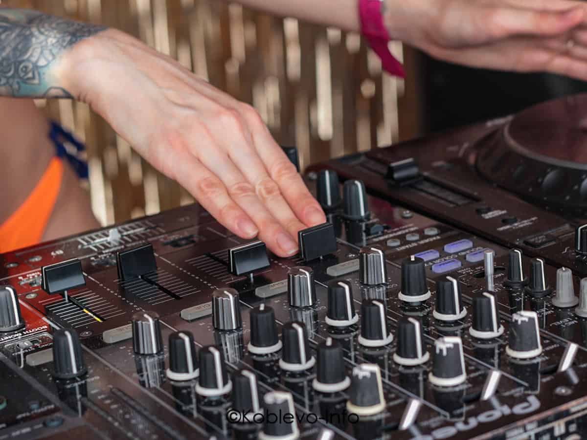 Диджей на пляже Бора Бора в Коблево