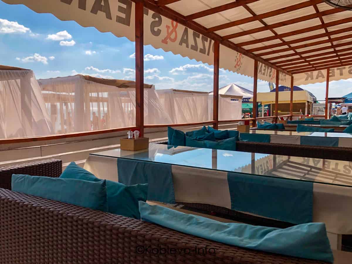 Смотреть трансляцию футбольного матча в ресторане Пицца стейк в Коблево