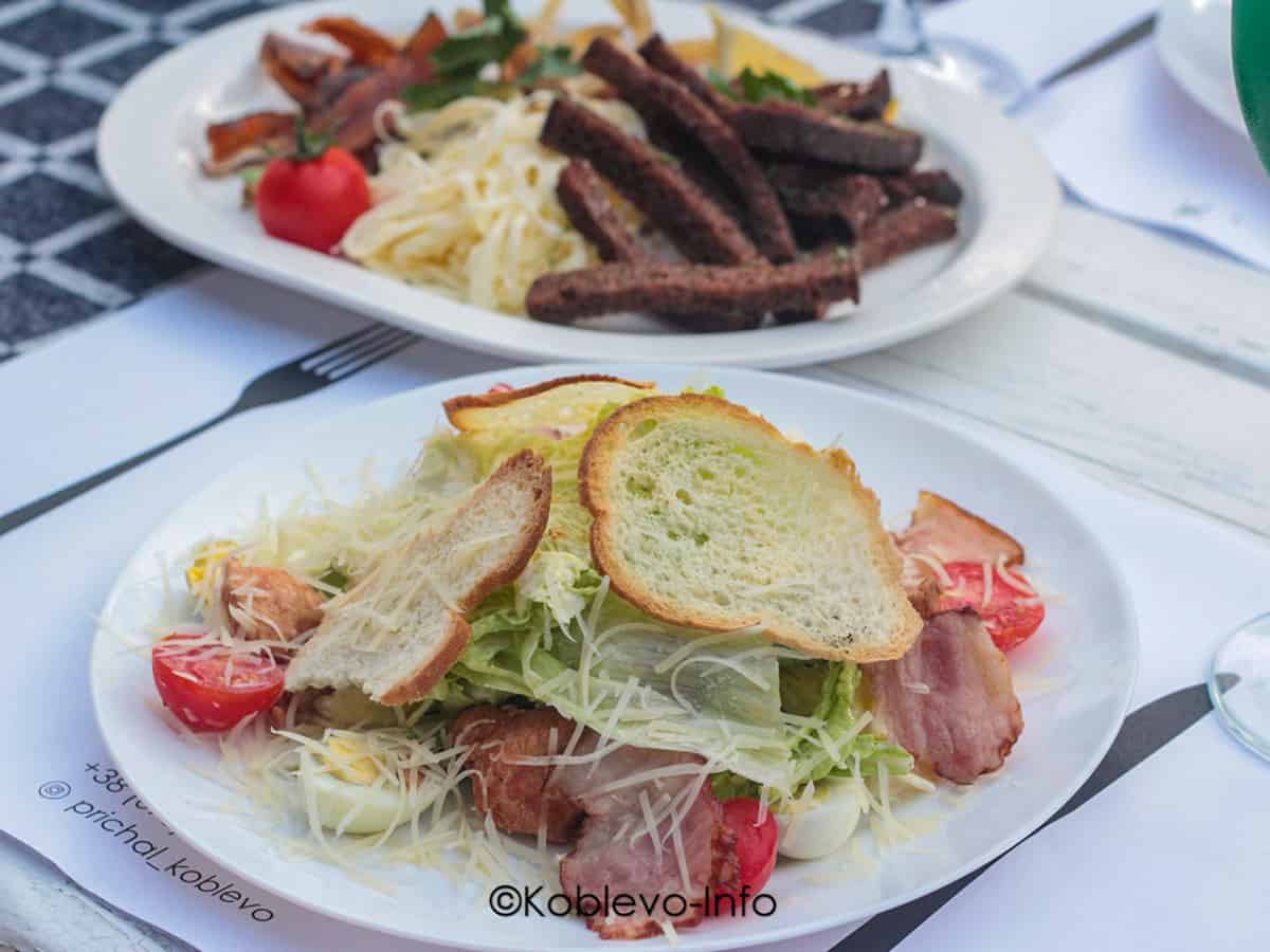 Ресторан Причал в Коблево. Фото салата Цезарь