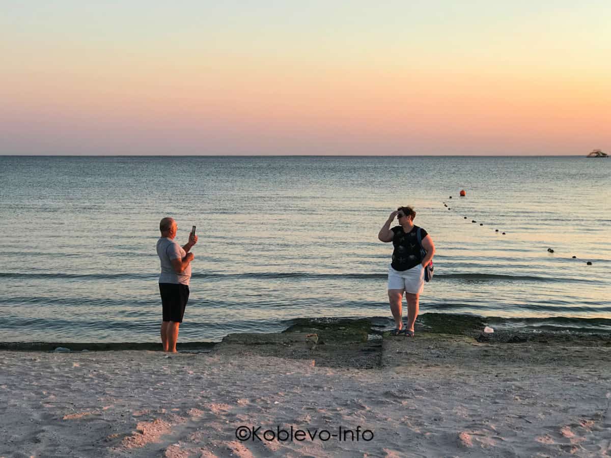 Фото отдыхающих на пляже в Коблево