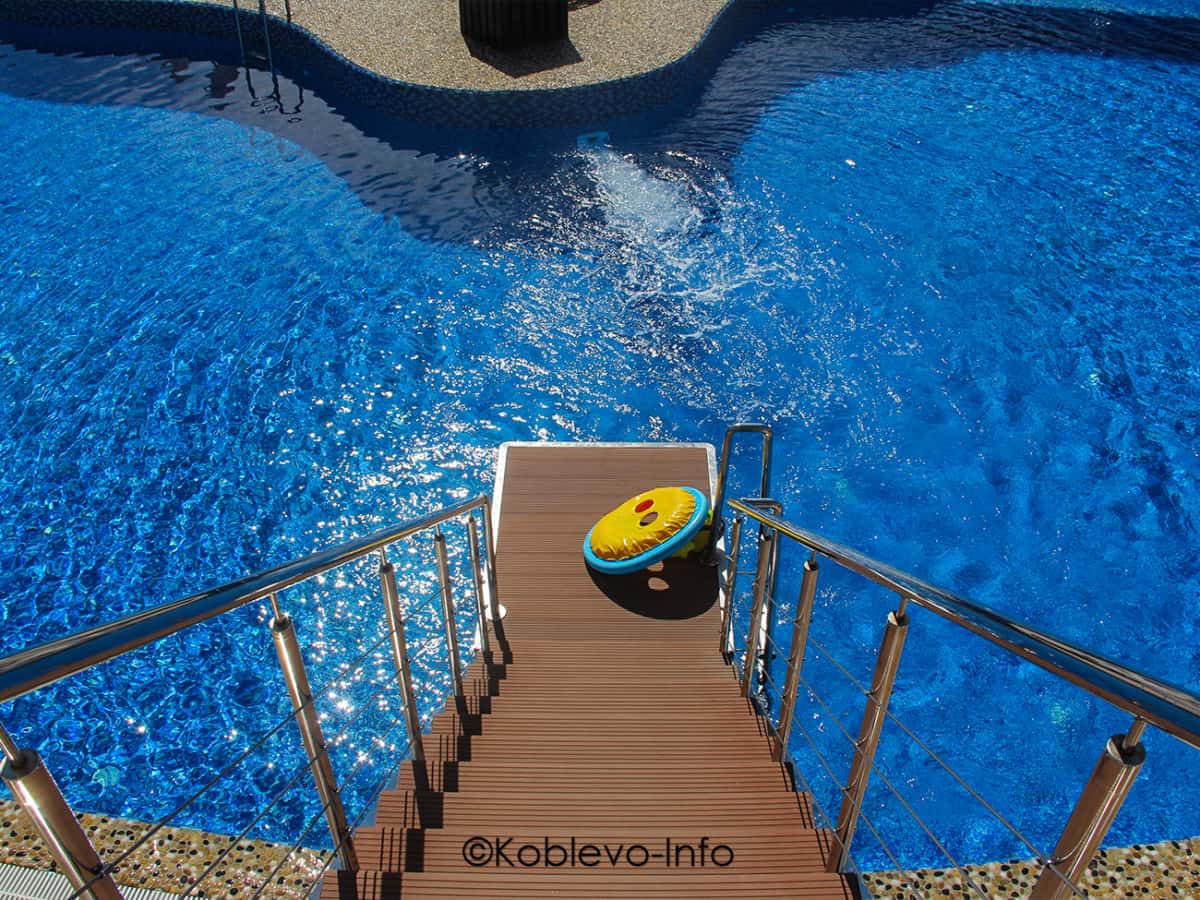 Частный сектор в сосновом бору Коблево. Выход к бассейну из номера отеля в Коблево