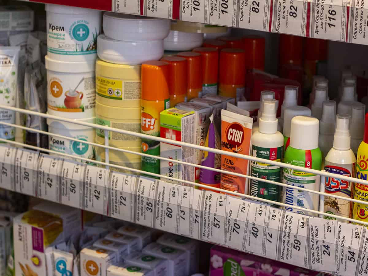 Ассортимент спреев от комаров в супермаркете в Коблево