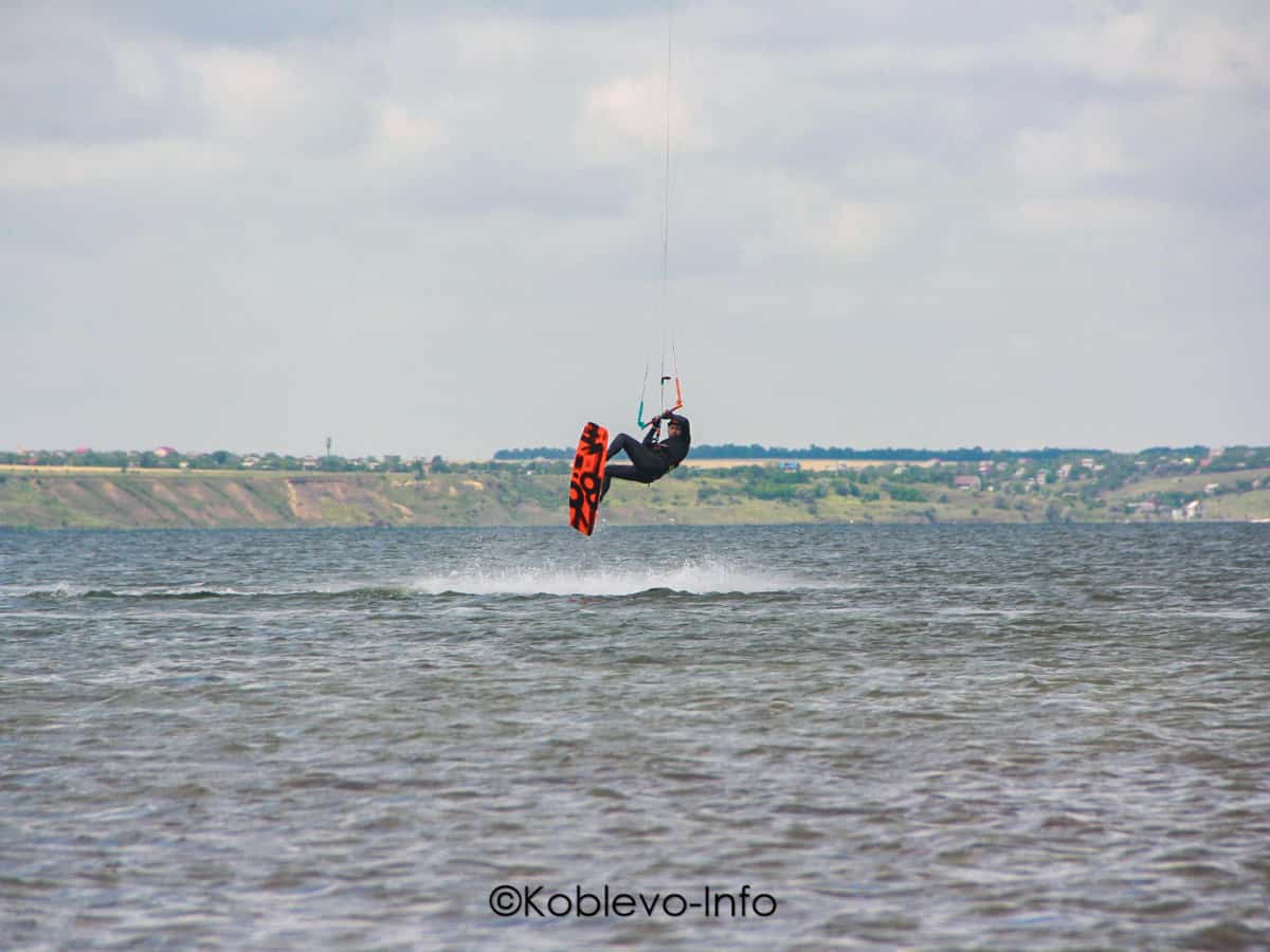 Кайтсерфингист выполняет трюки на воде в Коблево
