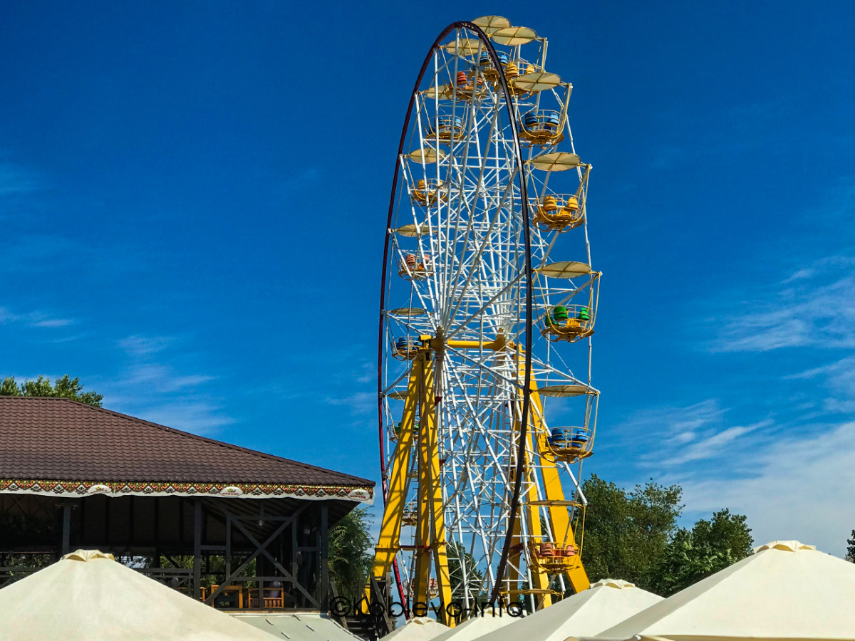 Покататься на колесе обозрения в Коблево