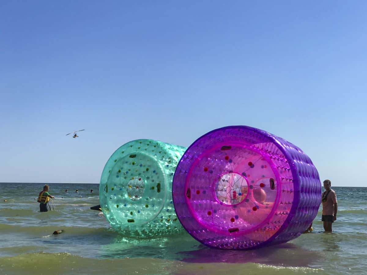 Аттракционы для детей и взрослых на пляже в Коблево