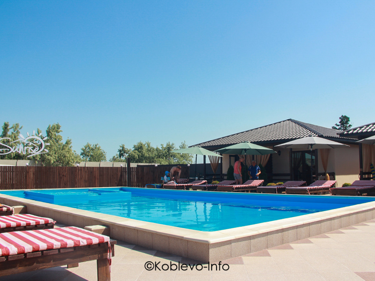 Коттеджи с бассейном в Коблево