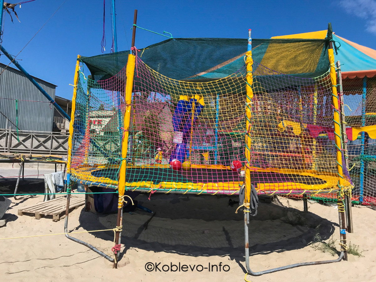 Детские развлечения на пляже в Коблево