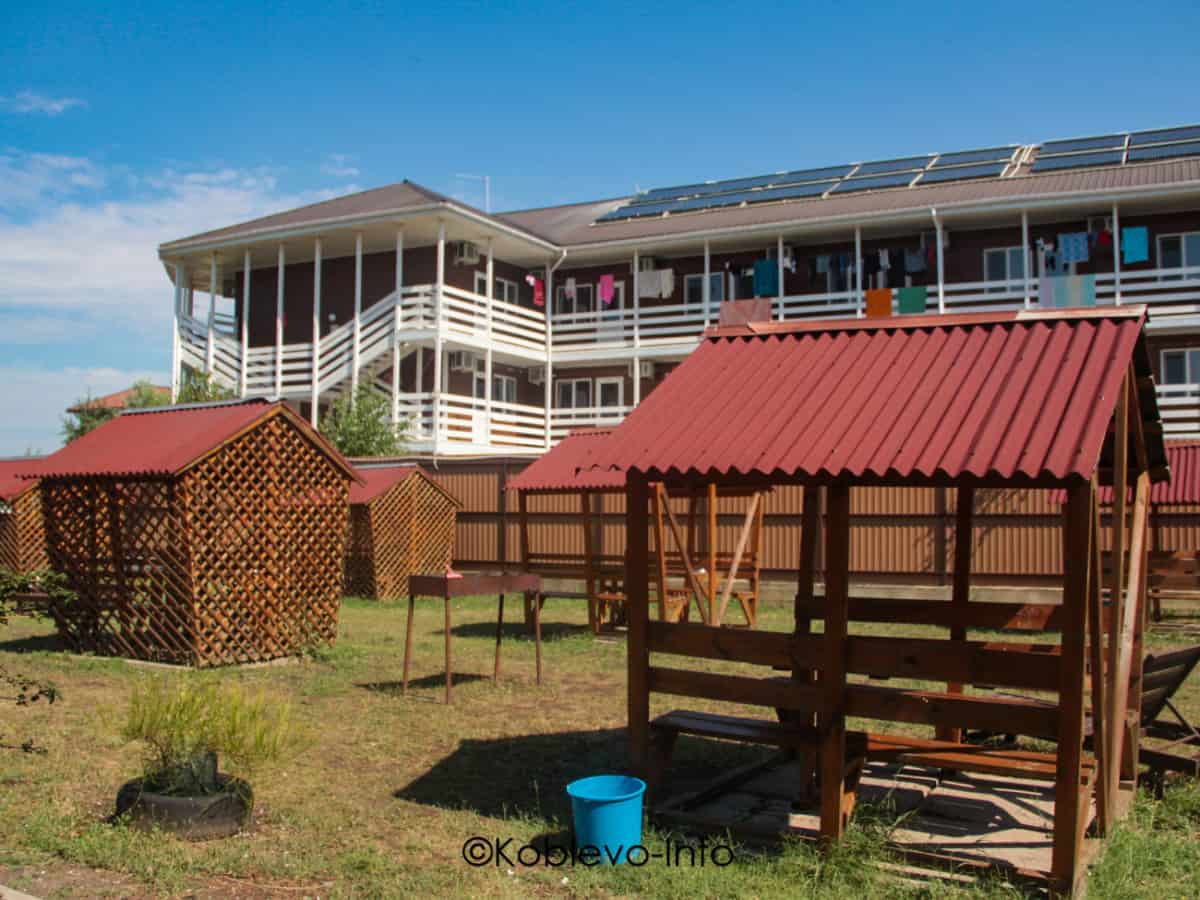 Территория базы отдыха Голубая лагуна в Коблево