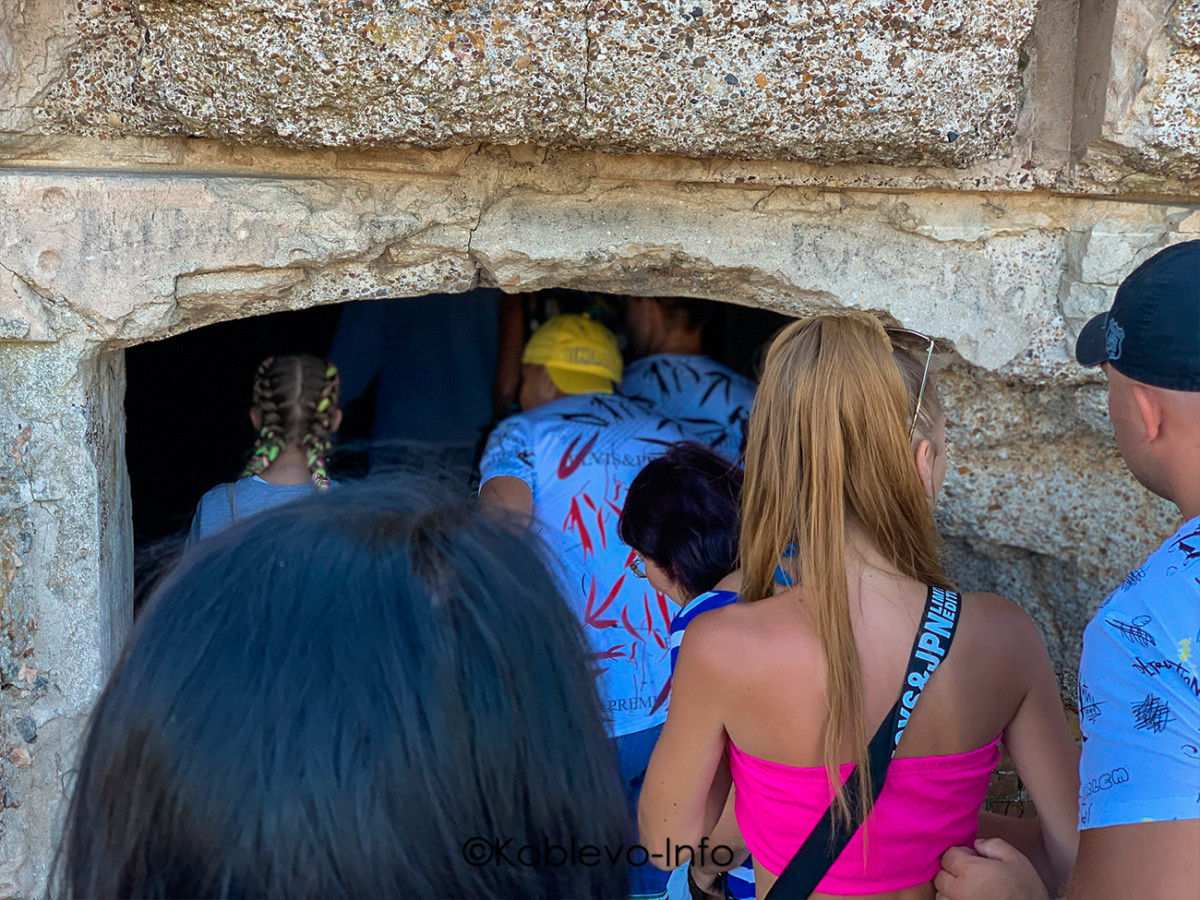 Группа туристов на экскурсии по интересным местам на острове Березань